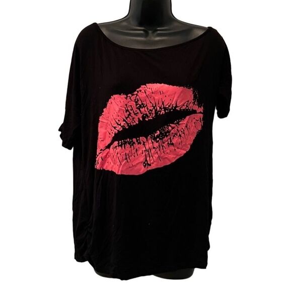 𝅺80’s Themed Shirt Women’s Black with Lips - Picture 4 of 5